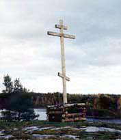 Поклонный крест на месте церкви Архангела Михаила. п. Терву