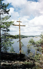 Поклонный крест на месте сожженного шведами в 1577 г. монастыря на о. Каннансаари